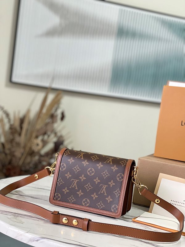 루이비통 미니 도핀 기타 모노그램 캔버스 [매장가 450만원대]