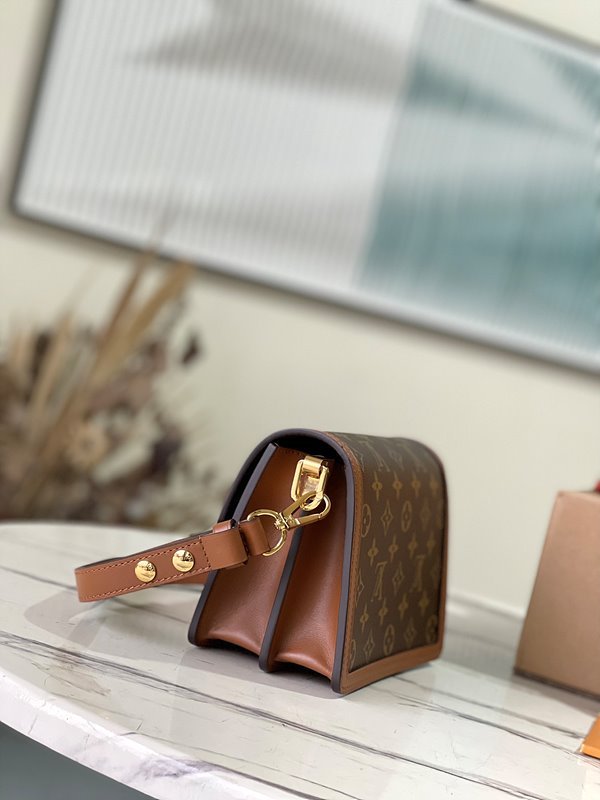 루이비통 미니 도핀 기타 모노그램 캔버스 [매장가 450만원대]