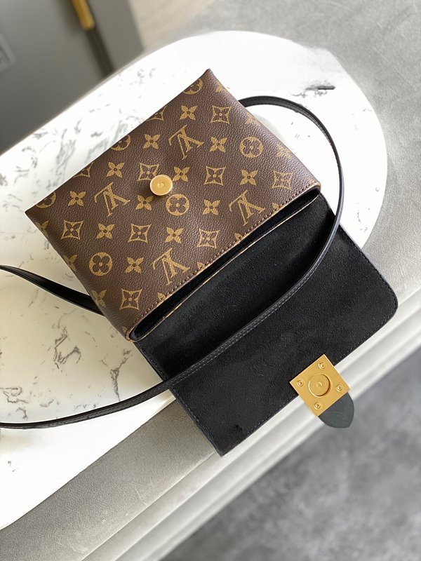 루이비통 록키 BB 블랙 [매장가 290만원대]