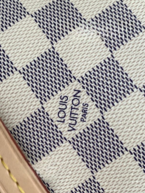루이비통 포쉐트 악세수아 NM [매장가 170만원대]