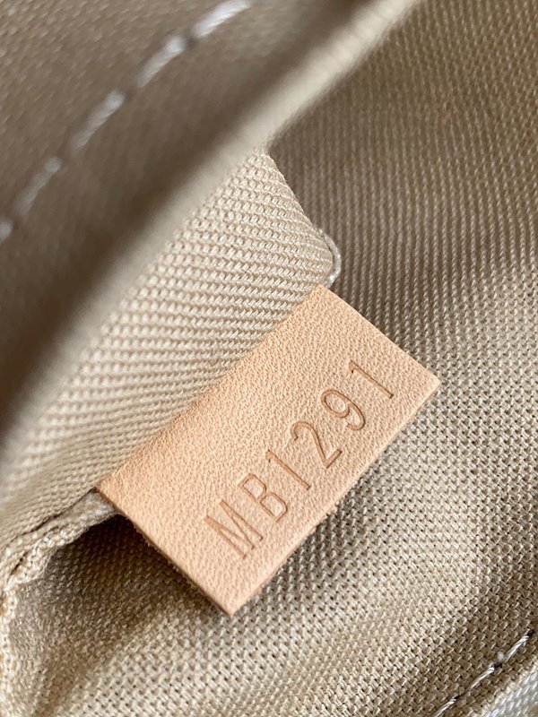 루이비통 포쉐트 악세수아 NM [매장가 170만원대]