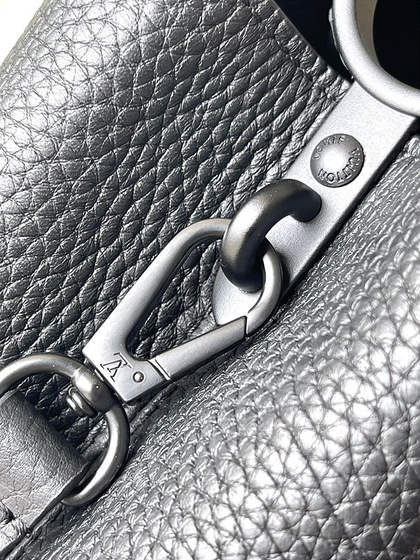 루이비통 카퓌신 이스트 웨스트 MM 블랙 [매장가 960만원대]