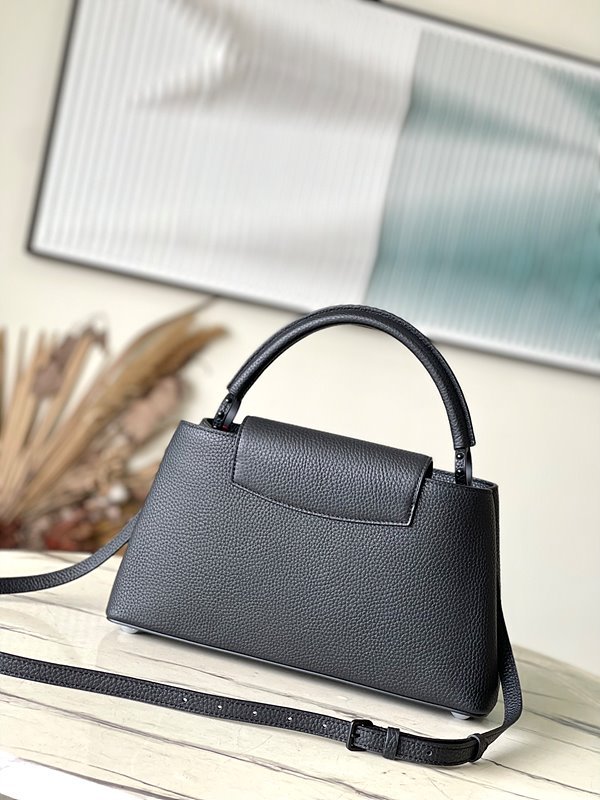 루이비통 카퓌신 이스트 웨스트 MM 블랙 [매장가 960만원대]