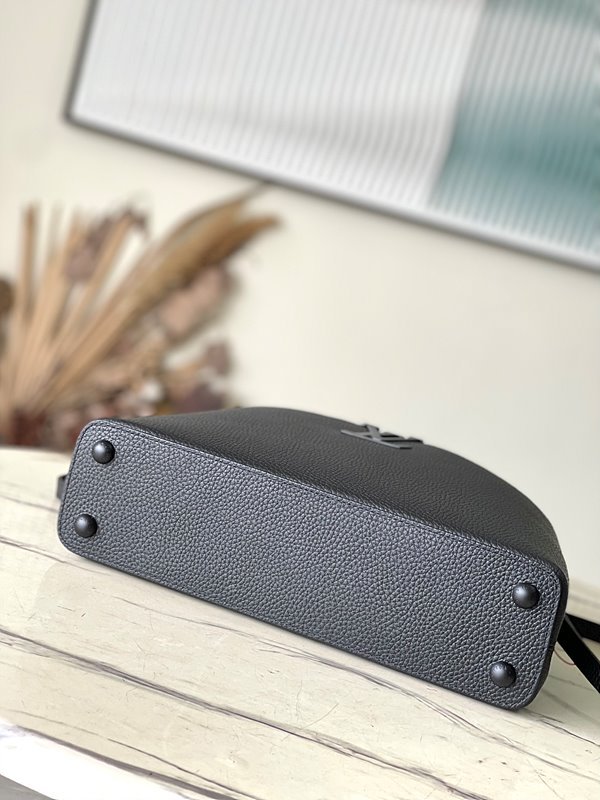 루이비통 카퓌신 이스트 웨스트 MM 블랙 [매장가 960만원대]