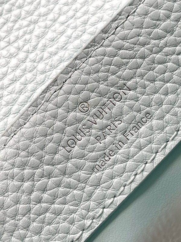 루이비통 카퓌신 미니 블루 글래시어 [매장가 830만원대]