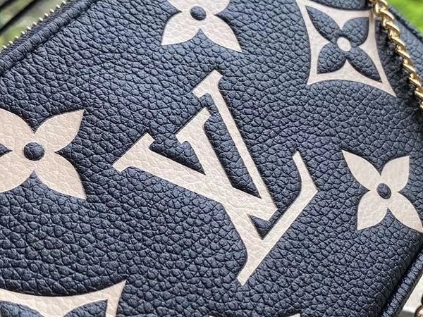 루이비통 미니 포쉐트 악세수아 블랙 [매장가 110만원대]