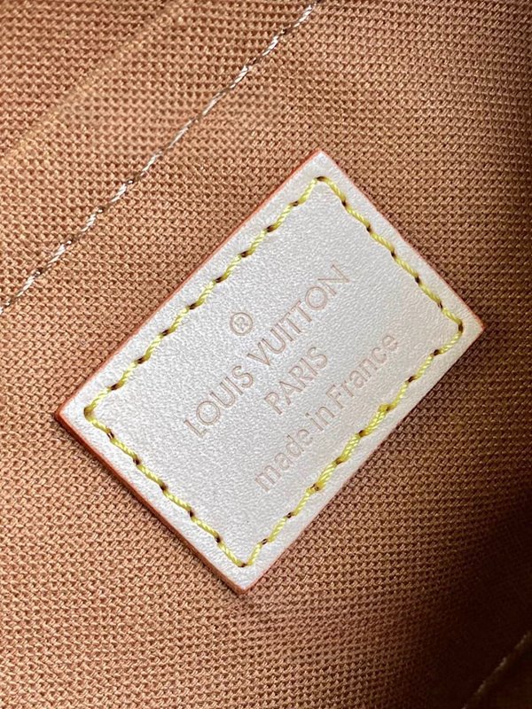 루이비통 멀티 포쉐트 악세수아 카키 [매장가 340만원대]