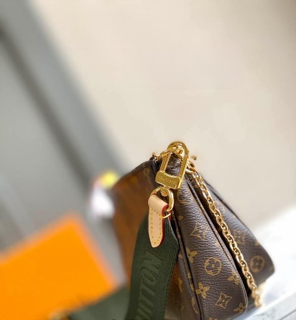 루이비통 멀티 포쉐트 악세수아 카키 [매장가 340만원대]