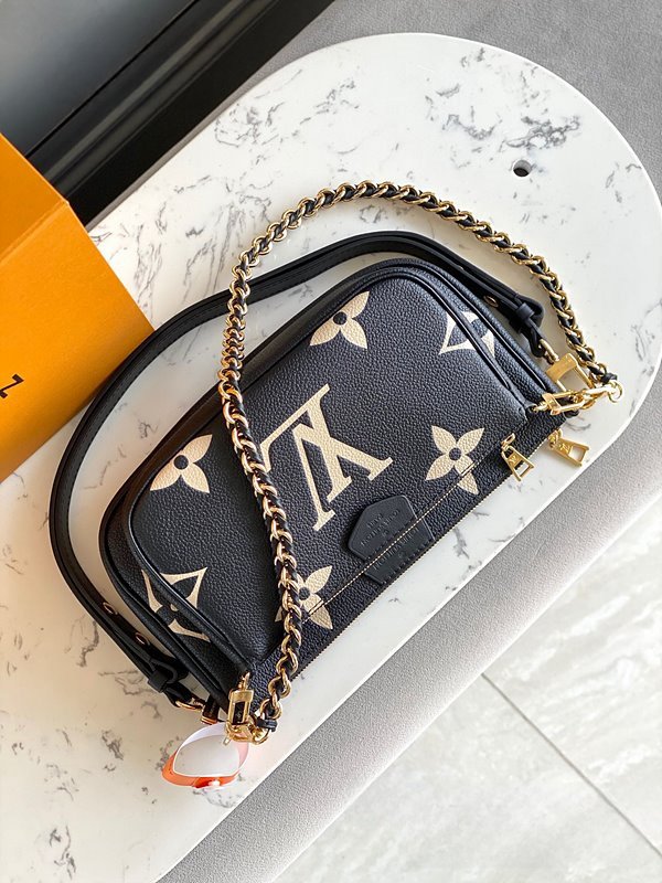 루이비통 멀티 포쉐트 악세수아 블랙/베이지 [매장가 380만원대]