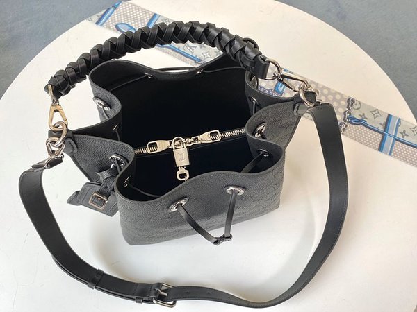 루이비통 무리아 블랙 [매장가 610만원대]