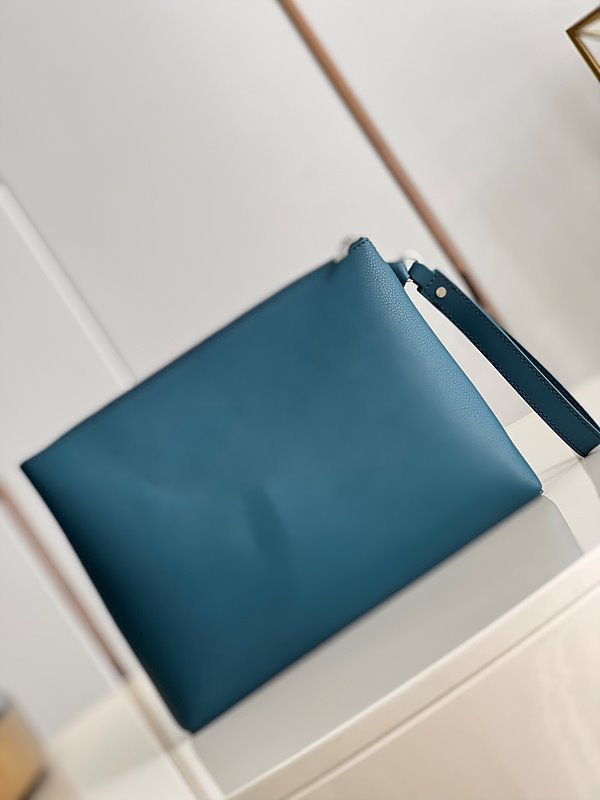 루이비통 테이크오프 파우치 [매장가 220만원대]