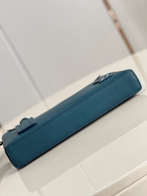 루이비통 테이크오프 파우치 [매장가 220만원대]