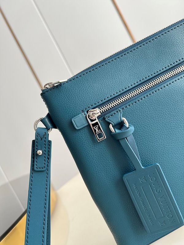 루이비통 테이크오프 파우치 [매장가 220만원대]