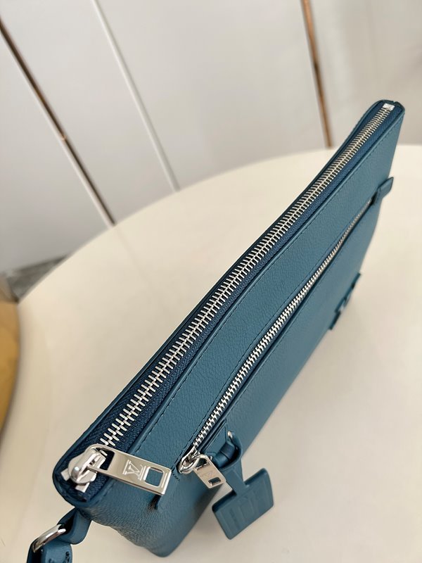 루이비통 테이크오프 파우치 [매장가 220만원대]