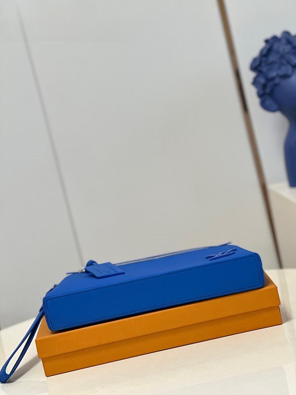 루이비통 테이크오프 파우치 [매장가 220만원대]