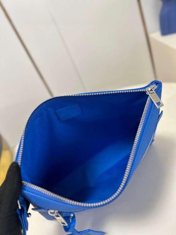 루이비통 테이크오프 파우치 [매장가 220만원대]