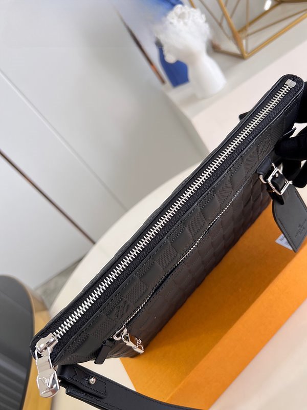 루이비통 테이크오프 파우치 [매장가 190만원대]