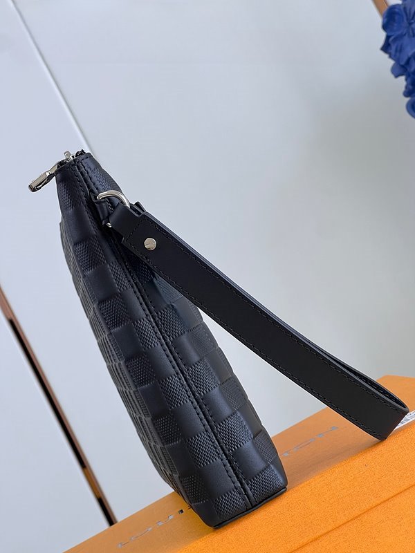 루이비통 테이크오프 파우치 [매장가 190만원대]