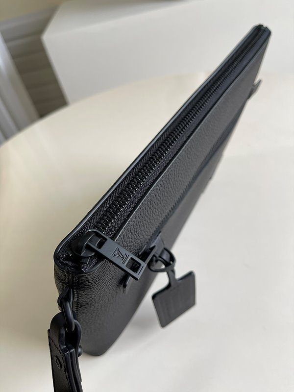 루이비통 아이패드 파우치 [매장가 220만원대]