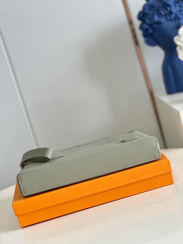 루이비통 아이패드 파우치 [매장가 220만원대]