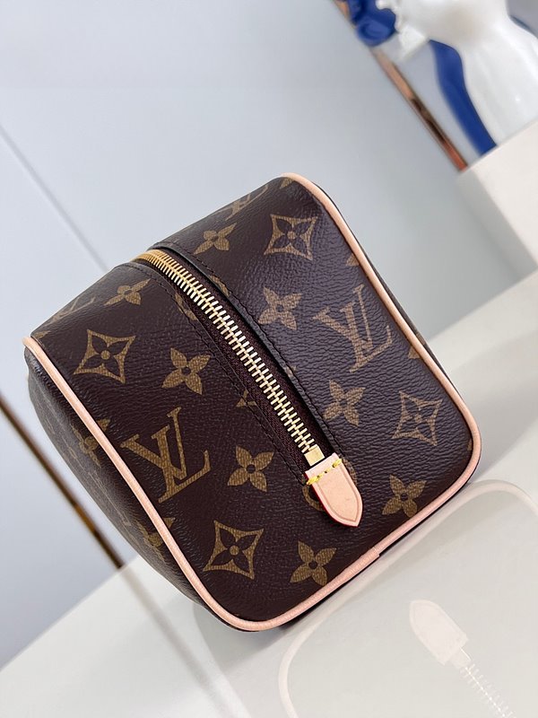 루이비통 락커 돕 키트 파우치 [매장가 140만원대]