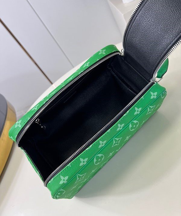 루이비통 돕키트 클러치 [매장가 130만원대]