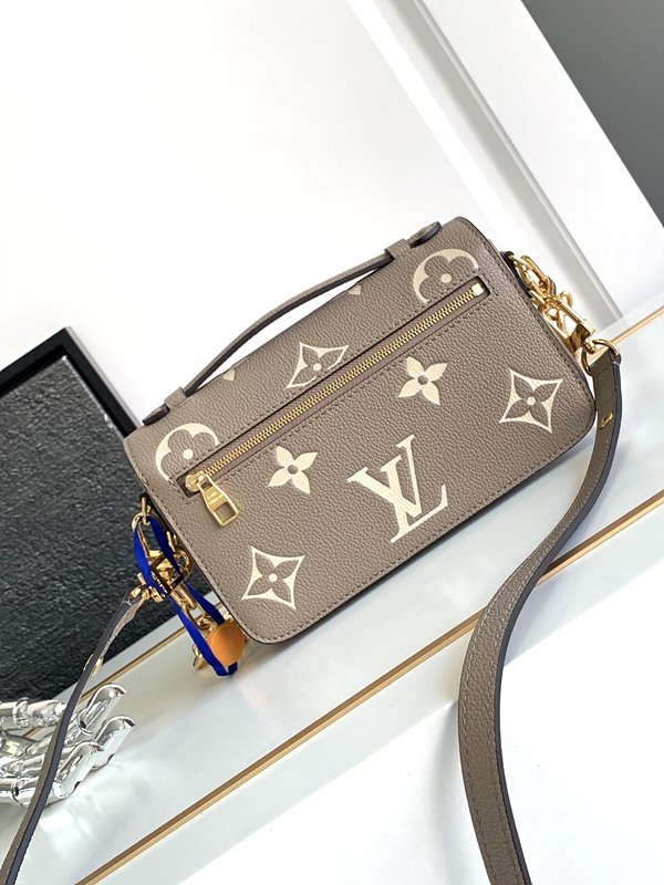 루이비통 포쉐트 이스트 웨스트 크렘 [매장가 410만원대]