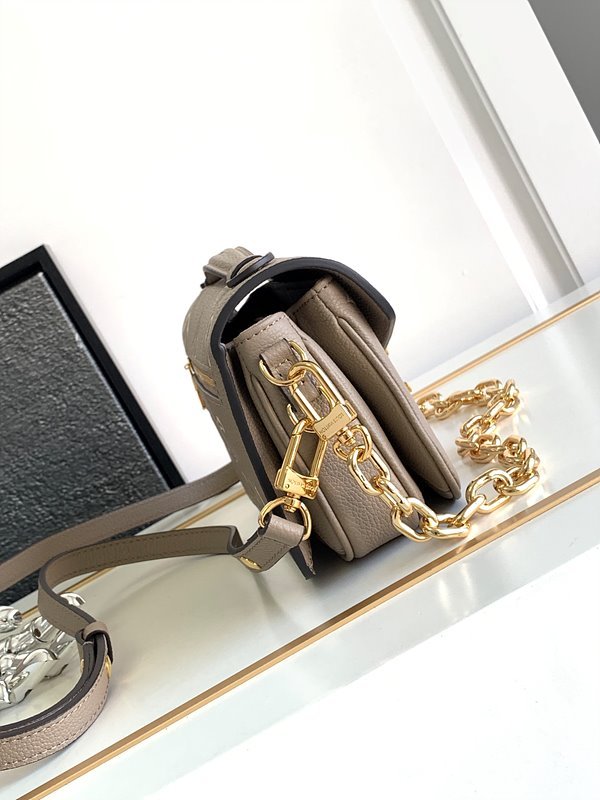 루이비통 포쉐트 이스트 웨스트 크렘 [매장가 410만원대]