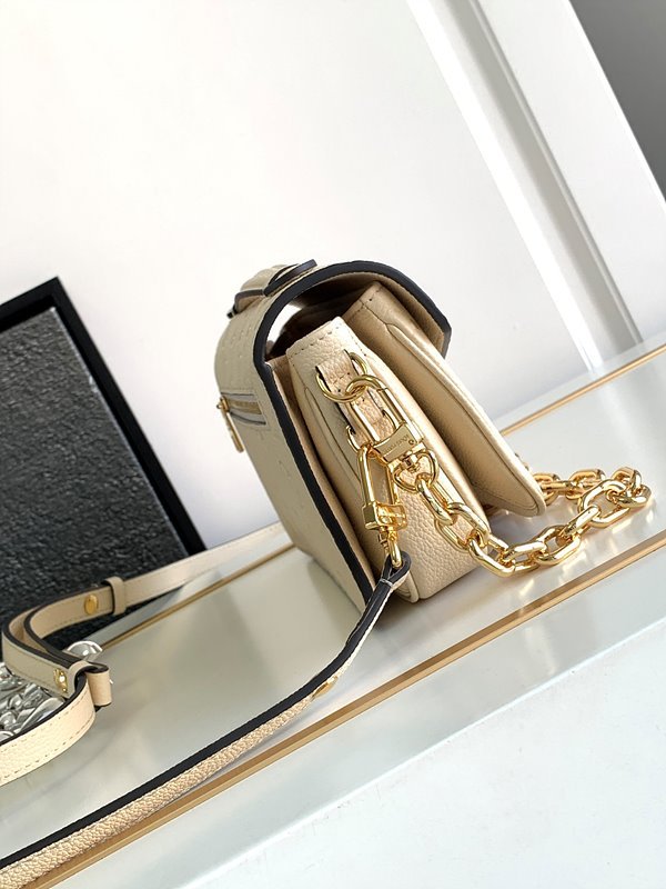 루이비통 포쉐트 이스트 웨스트 크림 [매장가 390만원대]