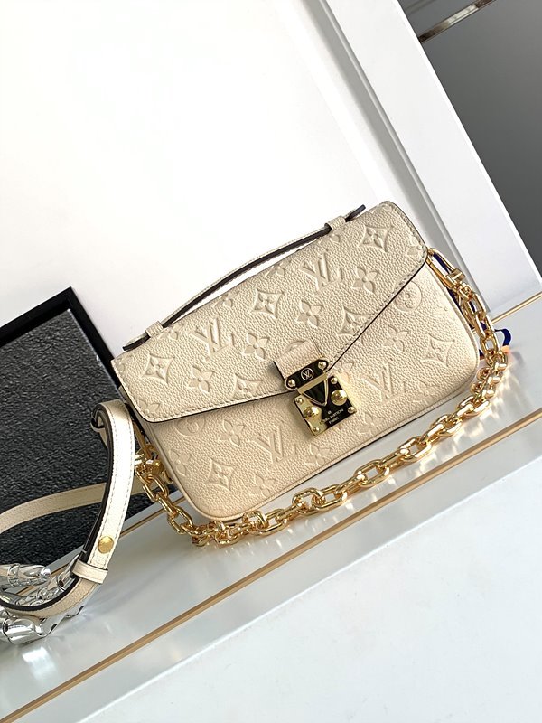 루이비통 포쉐트 이스트 웨스트 크림 [매장가 390만원대]