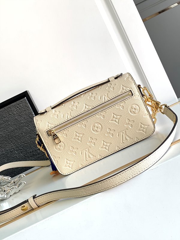 루이비통 포쉐트 이스트 웨스트 크림 [매장가 390만원대]