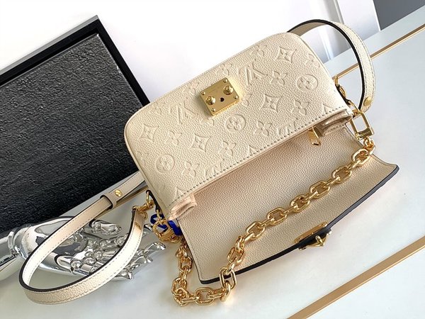 루이비통 포쉐트 이스트 웨스트 크림 [매장가 390만원대]