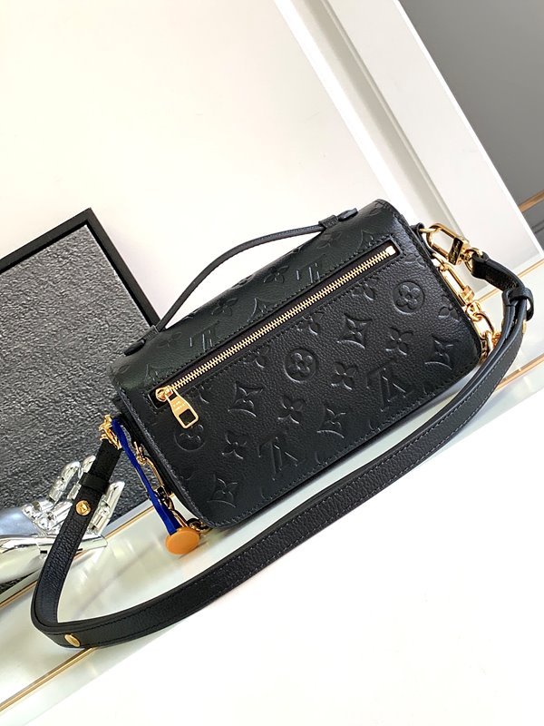 루이비통 포쉐트 이스트 웨스트 블랙 [매장가 390만원대]