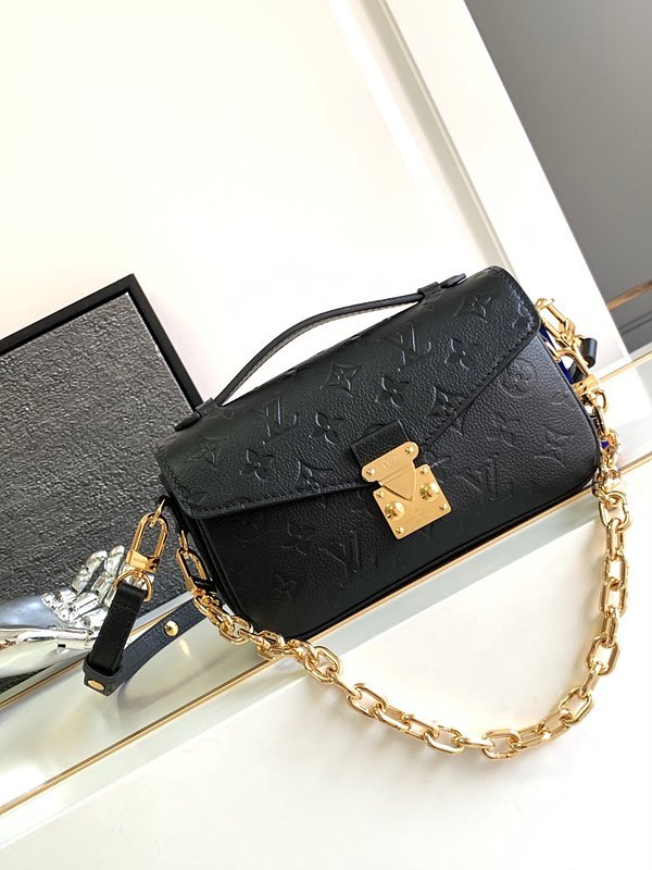 루이비통 포쉐트 이스트 웨스트 블랙 [매장가 390만원대]