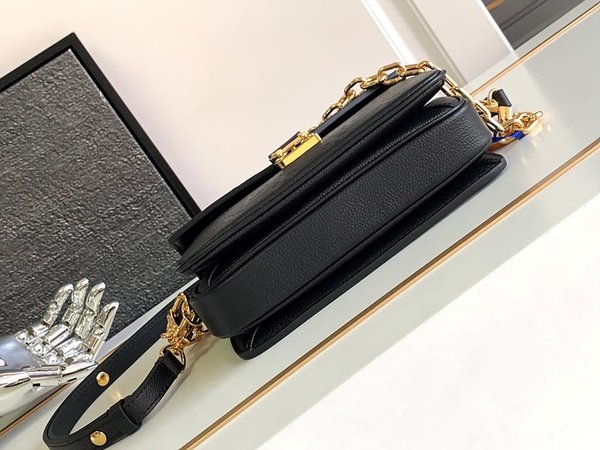 루이비통 포쉐트 이스트 웨스트 블랙 [매장가 390만원대]