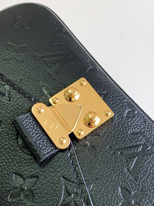 루이비통 포쉐트 이스트 웨스트 블랙 [매장가 390만원대]