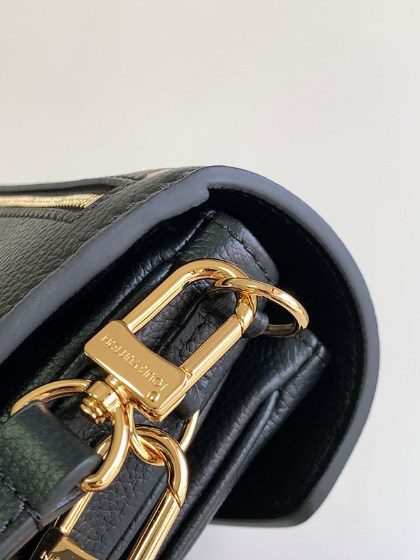 루이비통 포쉐트 이스트 웨스트 느와르베이지 [매장가 410만원대]