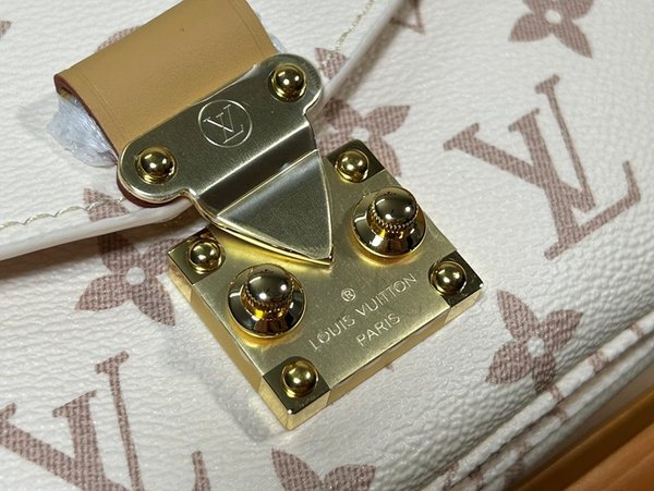 루이비통 포쉐트 이스트 웨스트 기타 모노그램 캔버스 [매장가 400만원대]