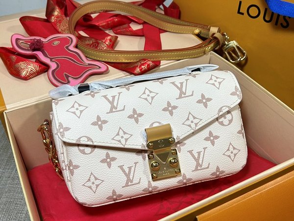 루이비통 포쉐트 이스트 웨스트 기타 모노그램 캔버스 [매장가 400만원대]