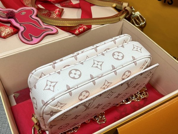 루이비통 포쉐트 이스트 웨스트 기타 모노그램 캔버스 [매장가 400만원대]