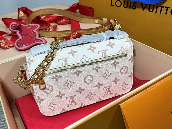 루이비통 포쉐트 이스트 웨스트 기타 모노그램 캔버스 [매장가 400만원대]