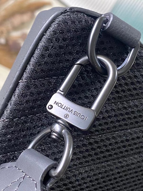 루이비통 파일럿 슬링백 [매장가 350만원대]