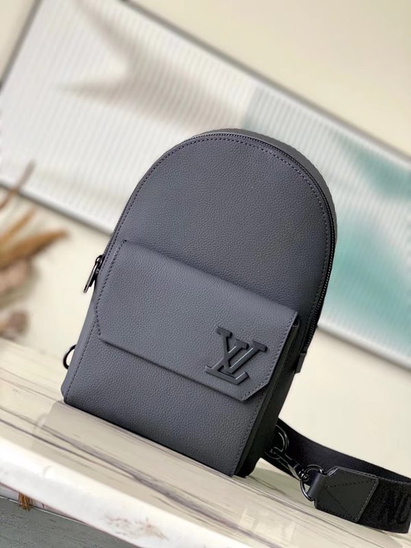 루이비통 파일럿 슬링백 [매장가 350만원대]