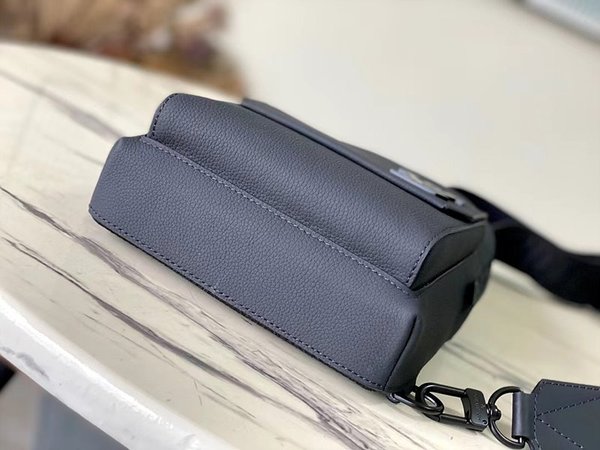 루이비통 파일럿 슬링백 [매장가 350만원대]