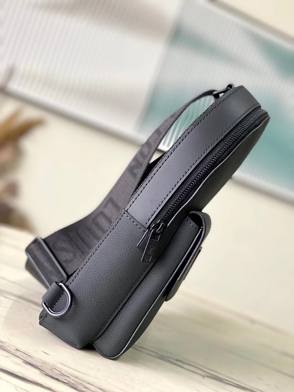 루이비통 파일럿 슬링백 [매장가 350만원대]