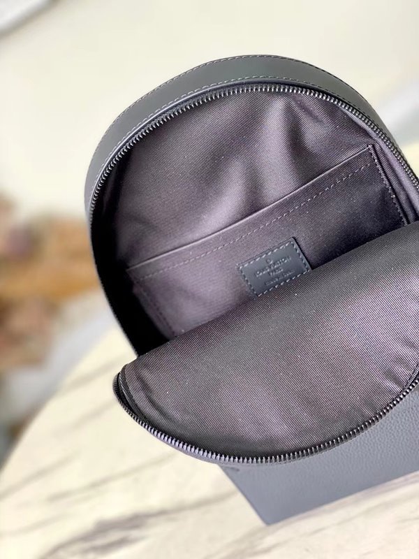 루이비통 파일럿 슬링백 [매장가 350만원대]