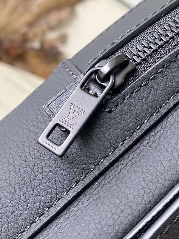 루이비통 파일럿 슬링백 [매장가 350만원대]