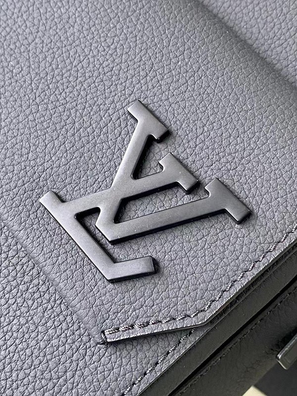 루이비통 파일럿 슬링백 [매장가 350만원대]