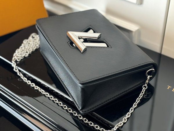 루이비통 트위스트 벨트 체인 파우치 블랙 실버체인 [매장가 250만원대]