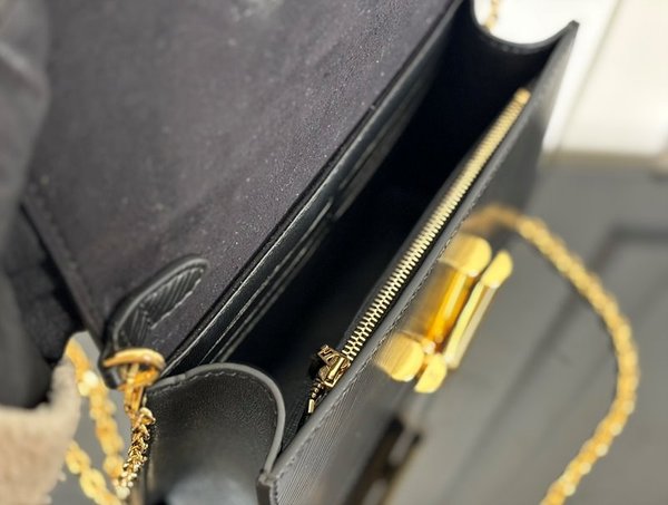 루이비통 트위스트 벨트 체인 파우치 블랙 [매장가 250만원대]